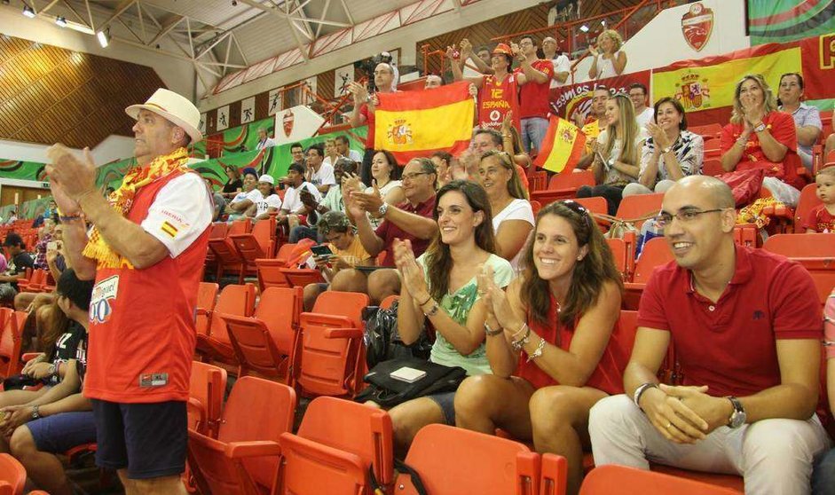 Aficionados animan en Dubai a la selección española de baloncesto. sub 17 en agosto de 2014.