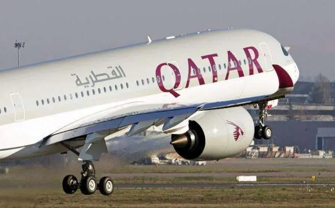 Despegue de un avión de Qatar Airways. (Fuente externa)
