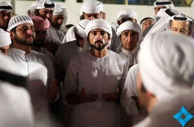 Oraciones por el jeque Rashid en el cementerio de Umm Hurair. (Dubai Media Office)