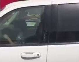 Una captura del vídeo de youtube subido a la red por un conductor indignado.