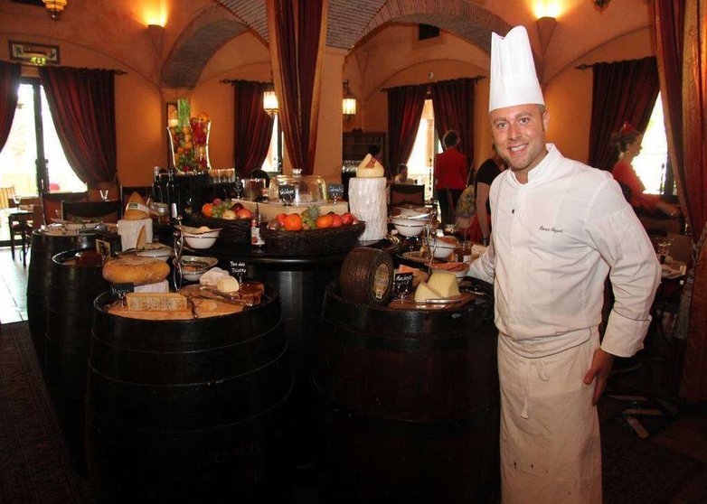 El chef español Óscar Poquet, junto al bufé del brunch 'Saturday Spanish Fiesta'. (EL CORREO)
