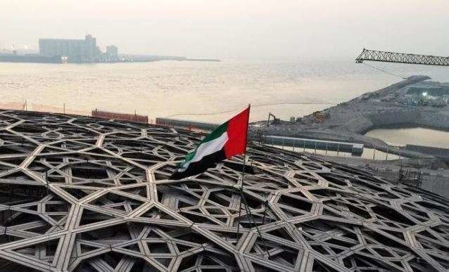 El Museo del Louvre de Abu Dhabi recuerda a una ciudad flotante sobre el mar.