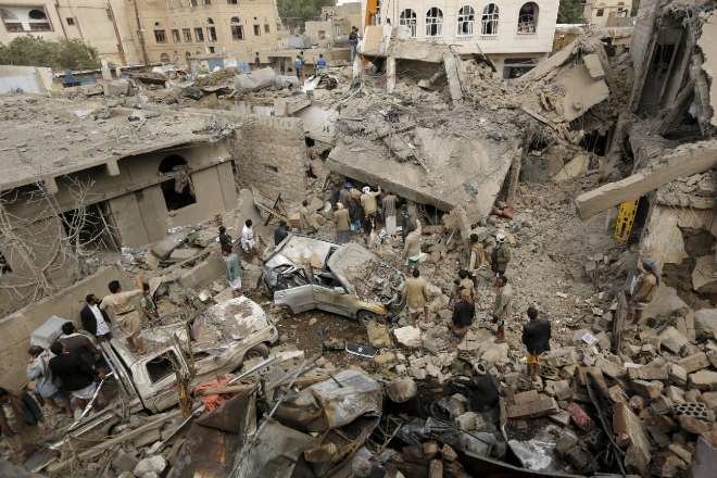En la foto de la agencia Reuters se aprecian los restos de un bombardeo en Saná.