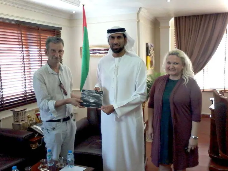 El artista Sheik Mejren bin Mohamed bin Mejren junto a Manuel Guisande y Aurela Cuku. 