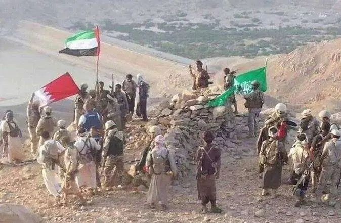 La bandera de Emiratos Árabes Unidos izada en la ciudad yemení de Marib.