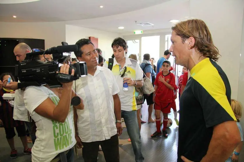 En la foto de EL CORREO una imagen de Michel Salgado en la Spanish Soccer School de Dubai.