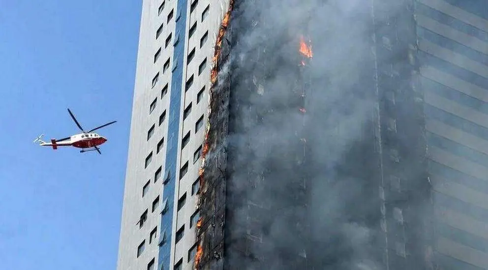 Un helicóptero participa en labores de rescate del incendio.