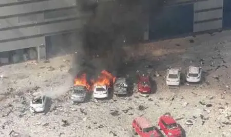 Los coches aparcados en la zona también fueron alcanzados por el incendio.