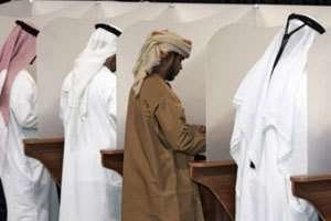 Una imagen de los emiratíes ejerciendo su derecho al voto.