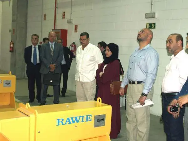 Los funcionarios emiratíes en su visita a la instalación del metro de Sevilla.