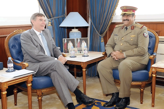 Philip Dunne y el jeque Abdullah bin Nasser bin Khalifa Al Thani en Doha.