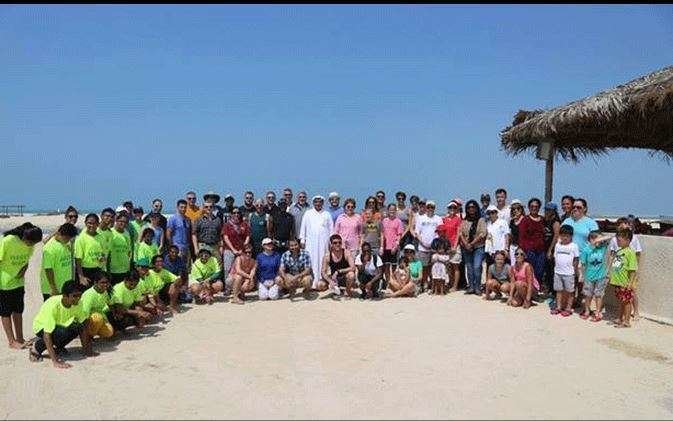 El grupo de voluntarios realizaron labores de limpieza en la playa de Emiratos.