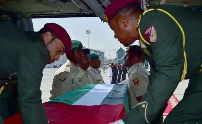 En la foto de WAM la llegada al aeropuerto de Al Bateen del cuerpo de Khamis Rashid Al Abdouly.