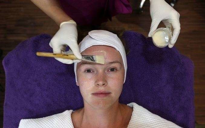 En la foto del diario The National, una mujer recibe tratamiento facial.
