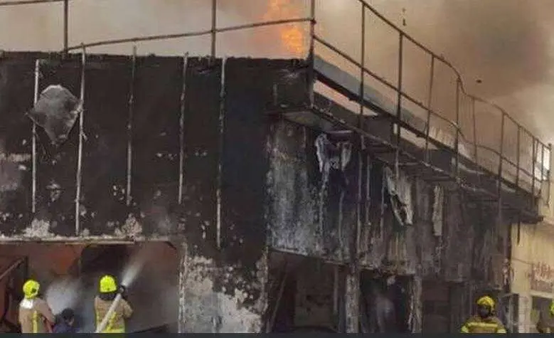 Más de tres horas estuvieron los bomberos luchando contra el incendio.