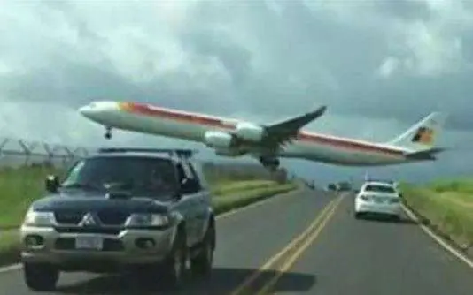 El avión de Iberia pasó muy cerca de los coches.