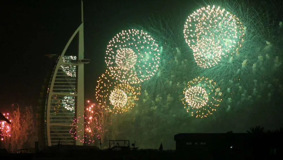 Fuegos artificiales en el Burj Al Arab. (EL CORREO)