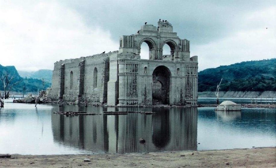 Una imagen del templo entre las aguas.