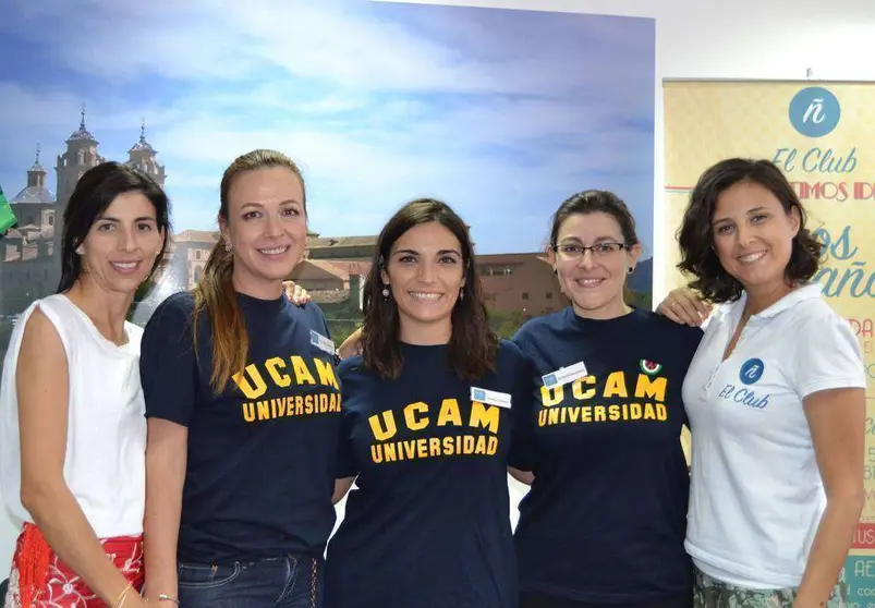 De izquierda a derecha, Montse Bassa, Carolina Carillo, Sheila Crespo, Ruth Fernández y Marta Román organizadoras y colaboradoras del evento