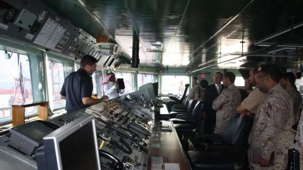 En la foto del Ministerio de Defensa español, militares saudíes en el "Galicia".