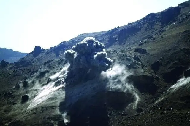 En la foto del diario Al Bayan se aprecia el humo producido por los ataques.