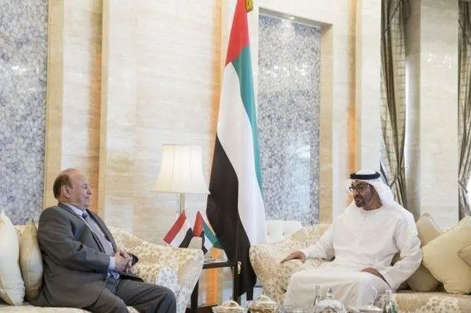 Un momento del encuentro entre el presidente de Yemen y el príncipe heredero de Abu Dhabi.