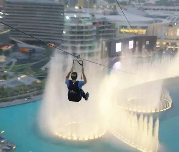 El príncipe atraviesa la Fuente del Dubai Mall.