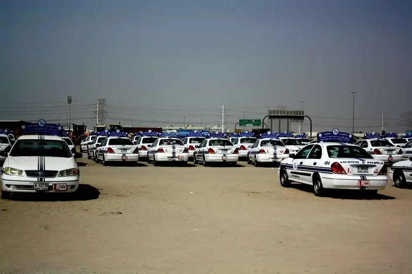 Coches de una autoescuela en Dubai.