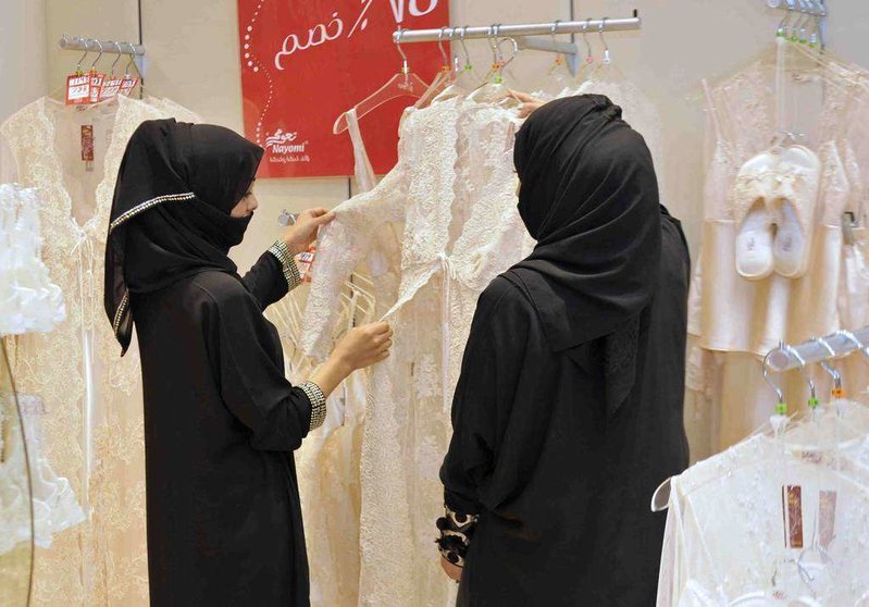 Una cliente y una dependienta en una tienda de Arabia Saudita.