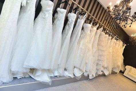 Un establecimiento de vestidos de novia.