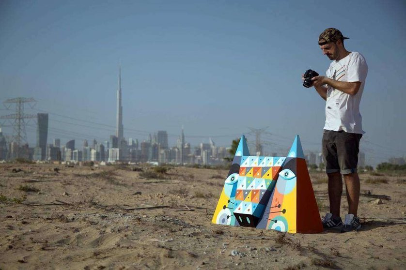 Rubén Sánchez, en el desierto con el 'skyline' de Dubai en el horizonte. 