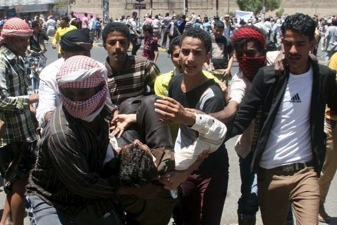 Manifestantes portan a un herido en la ciudad de Taez en Yemen. 