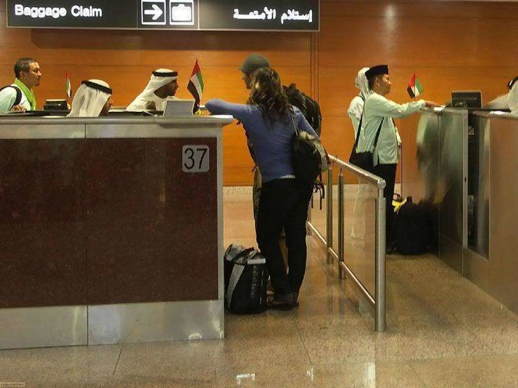 Control de inmigración en un aeropuerto de Emiratos Árabes.