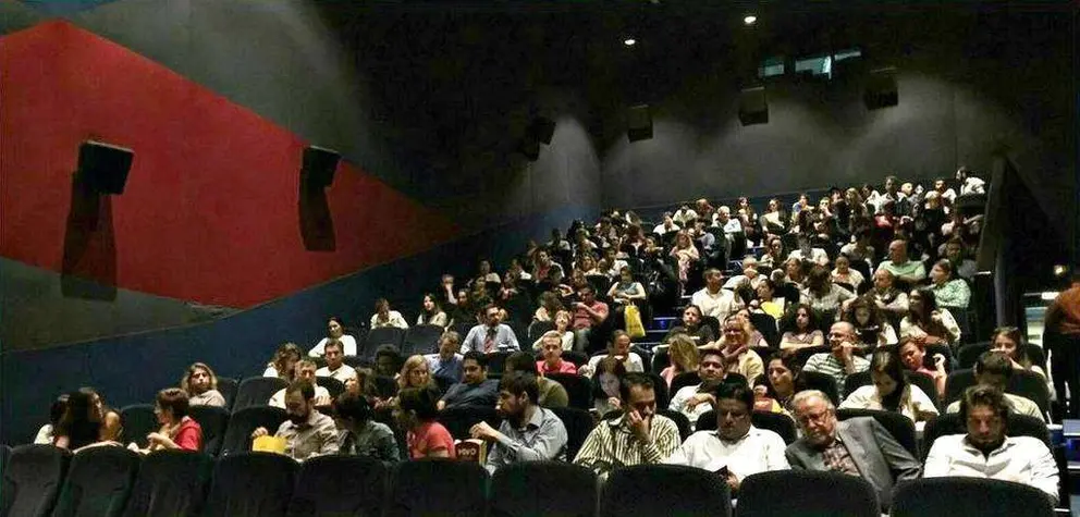 Aspecto de la sala durante la proyección de 'Blancanieves'. (Twiter de Embajada de España)