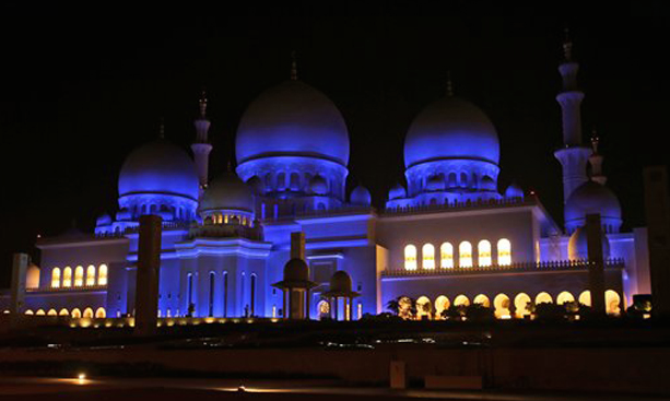 La Gran Mezquita de Abu Dhabi, iluminada de azul.