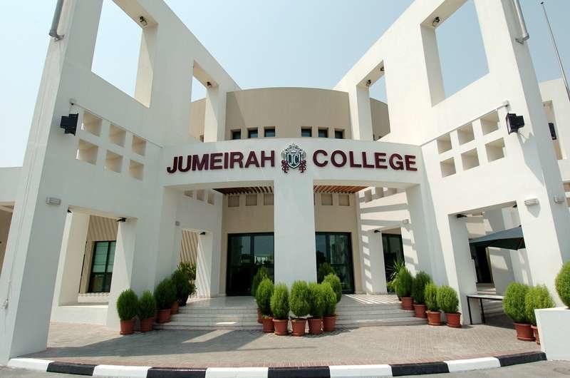 Entrada principal del Jumeirah College en Dubai.