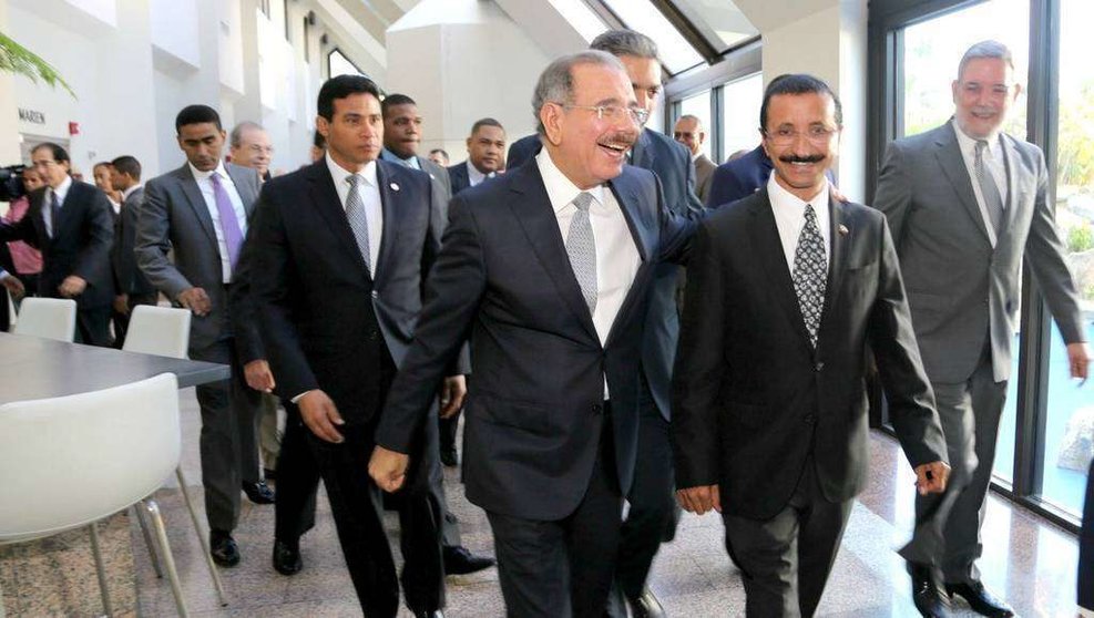 El presidente Danilo Medina camina junto a Sultán Ahmed Bin Sulayem.