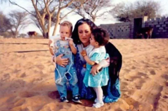 Inocenta con su hijo y su hija de leche.