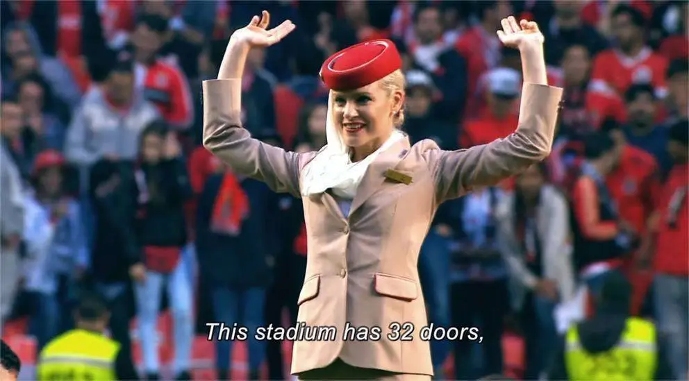 Una tripulante de cabina de Emirates en el Estadio la Luz de Lisboa.