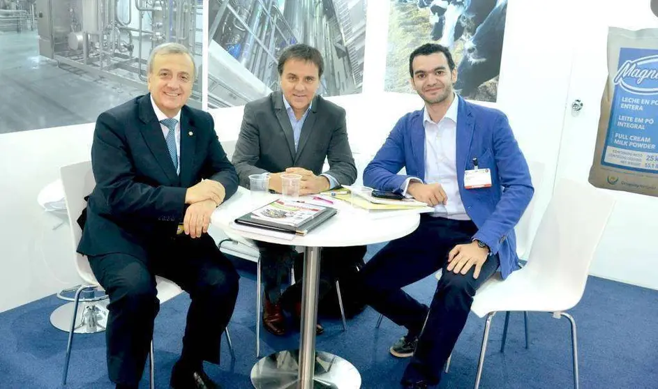 El embajador de Uruguay, Nelson Chabén -izquierda-, en el stand de Estancias del Lago.