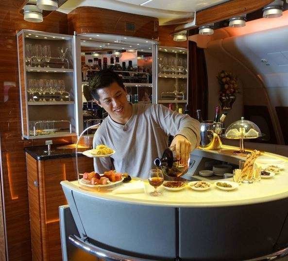 Sam Huang en el bar del A380 de Emirates Airline.
