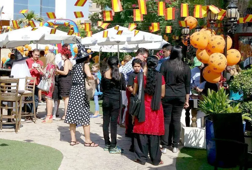 El Día de la Familia lenó la terraza del Seville's de un gran ambiente y muchos disfraces. (Silvia Santos)