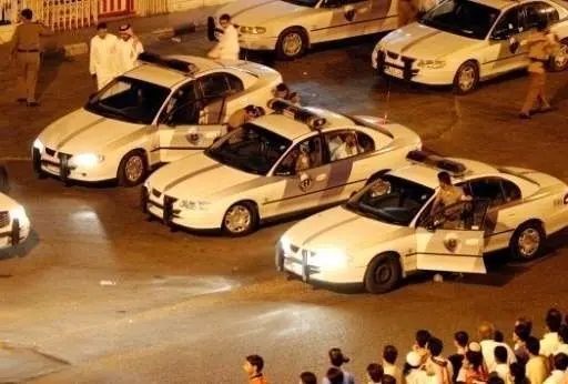 Coches patrulla de la policía de Arabia.