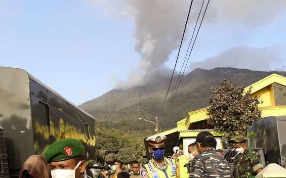La erupción del volcán ha cancelado los vuelos en Bali.