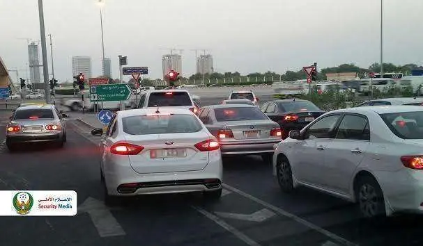 Un conductor tratando de adelantar sin espacios y en un lugar donde está prohibido. 