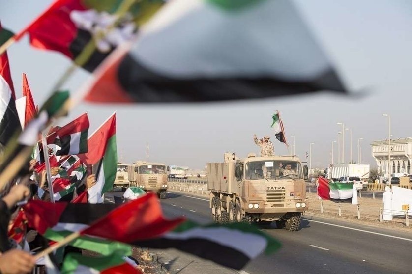 Ciudadanos reciben a la tropas emiratíes en Abu Dhabi. (Ryan Carter)
