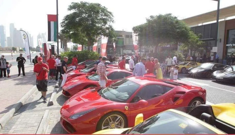 Coches aparcados en JBR de Dubai. (Fuente externa)