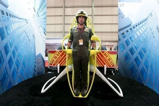 Un funcionario muestra el jetpack en el Dubai Airshow 2015.