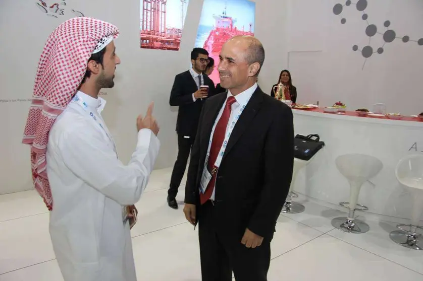  Juan Vera, director general de Operaciones de Cepsa, conversa con un emiratí en el expositor de la compañía en ADIPEC.