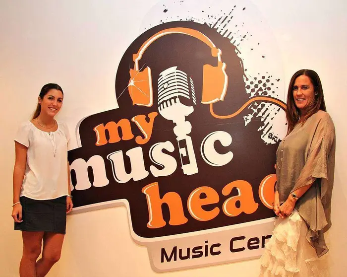 Julia Tomás -izquierda- y Julia Ledesma -derecha- en la escuela de música de Business Bay. (EL CORREO)